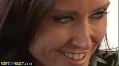 Afspelen Roodharige MILF dwingt stiefzoon om haar te neuken in realityporno
