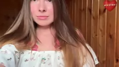 Jouer Doigté et palpitant la chatte humide d'une ado : une fille sexy qui éjacule