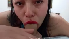Reproducir Nena latina hace una intensa mamada de garganta profunda y recibe corrida