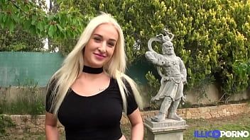 Abspielen Blonde Schlampe aus Timisoara hat gerne Sex in der Natur