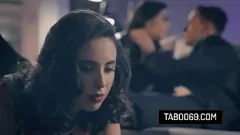 Afspelen Vals spelende huisvrouw Casey Calvert en vriend Whitney Wright delen grote pik in stomende drietal